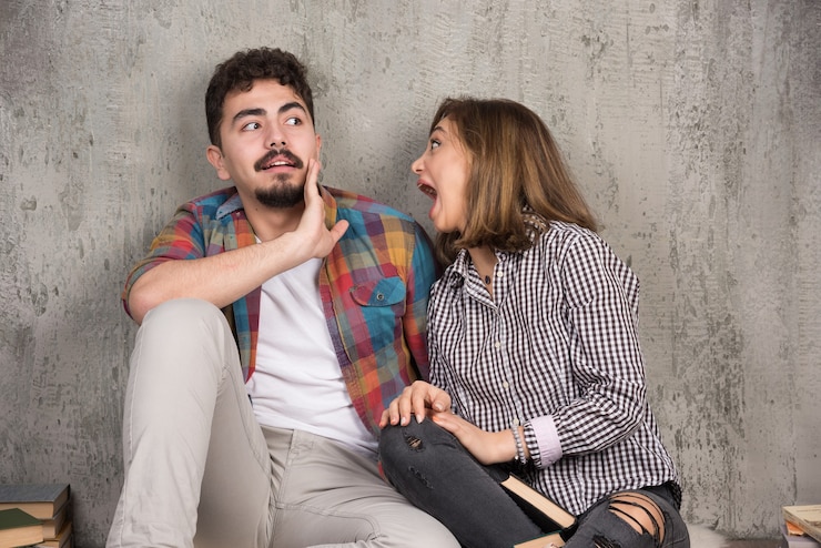 Foto grátis jovem casal sentado no chão