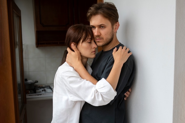 Foto grátis jovem casal sofrendo de std