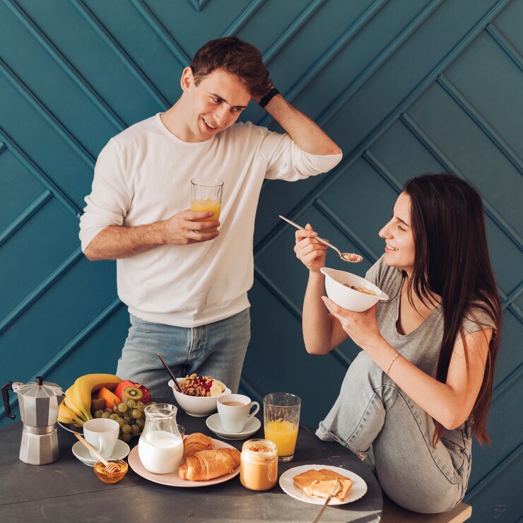 Foto grátis jovem casal tomando café da manhã