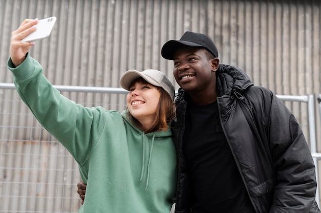 Jovem casal usando chapéu de caminhoneiro