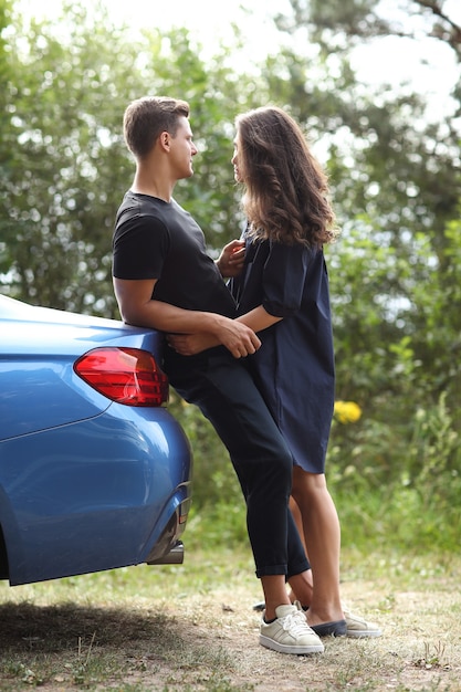 Foto grátis jovem casal viajando de carro