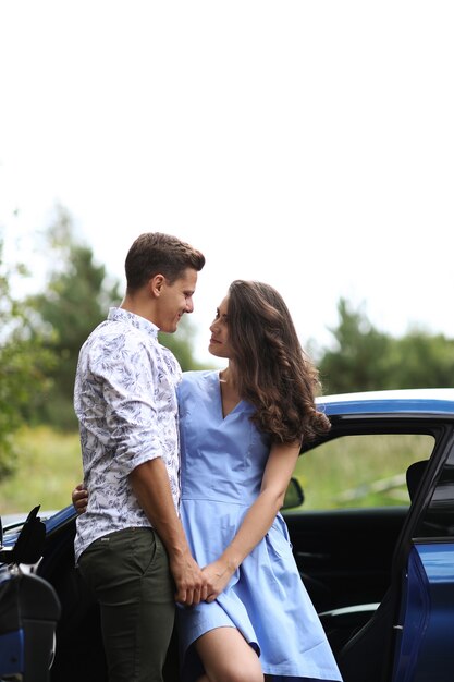 Foto grátis jovem casal viajando de carro