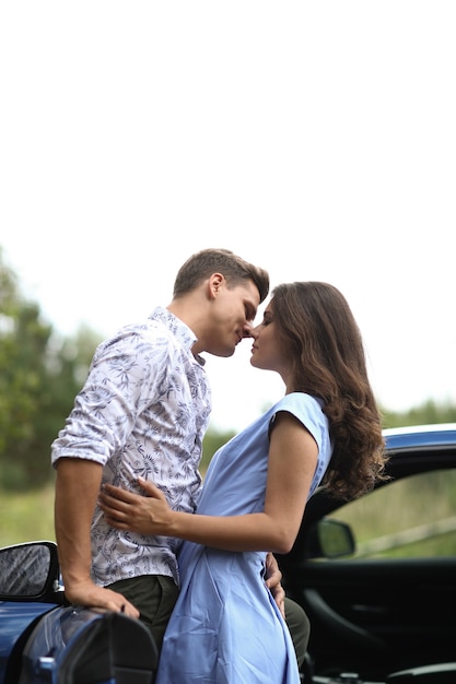 Foto grátis jovem casal viajando de carro