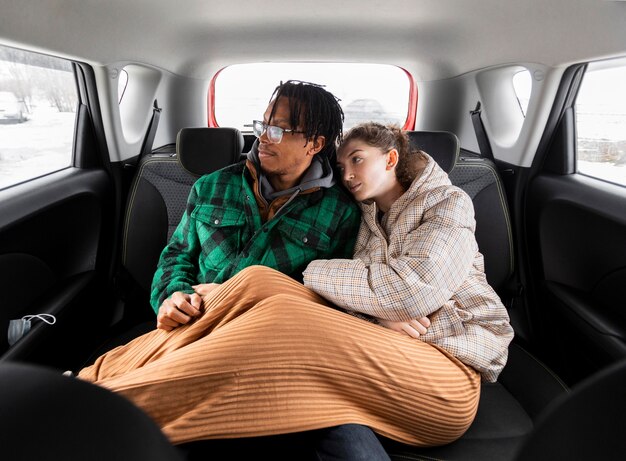 Jovem casal viajando de carro