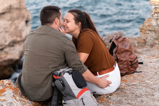 Foto grátis jovem casal viajando juntos