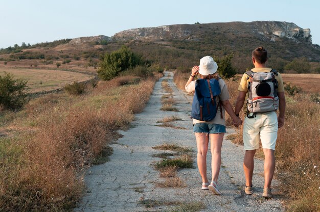 Jovem casal viajando juntos