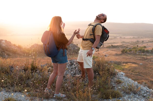 Jovem casal viajando juntos