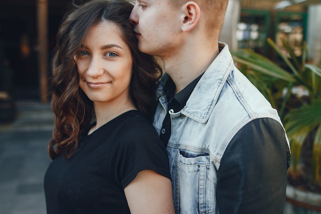 Jovem casal wallking em uma cidade antiga