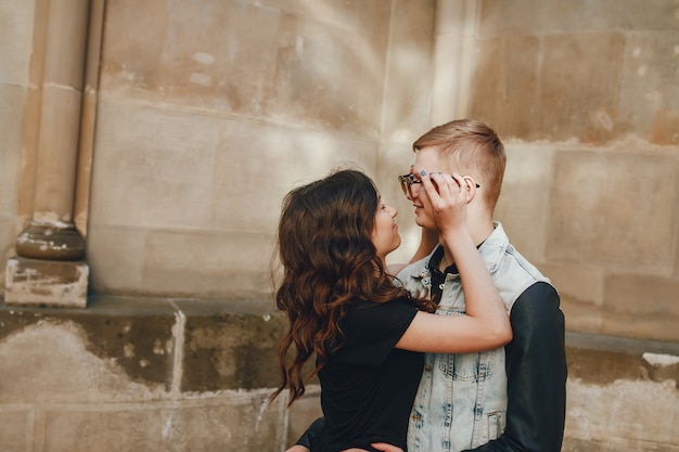 Foto grátis jovem casal wallking em uma cidade antiga