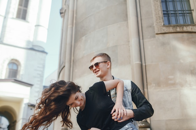 Jovem casal wallking em uma cidade antiga