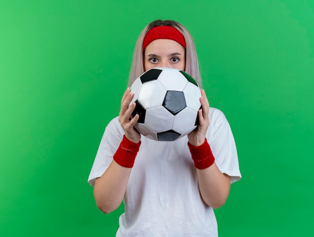 Jovem, caucasiana, desportiva, impressionada, com aparelho e bandana