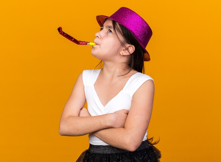 Foto grátis jovem caucasiana ofendida com chapéu de festa roxo soprando apito de festa em pé com os braços cruzados, isolado na parede laranja com espaço de cópia