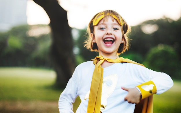 Jovem, caucasiano, menina, sorrindo, desgastar, superhero, traje, parque