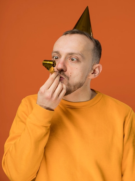 Foto grátis jovem celebrando seu aniversário