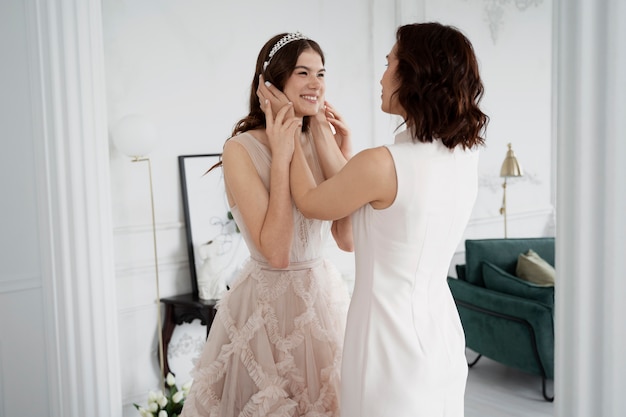 Foto grátis jovem celebrando sua quinceanera