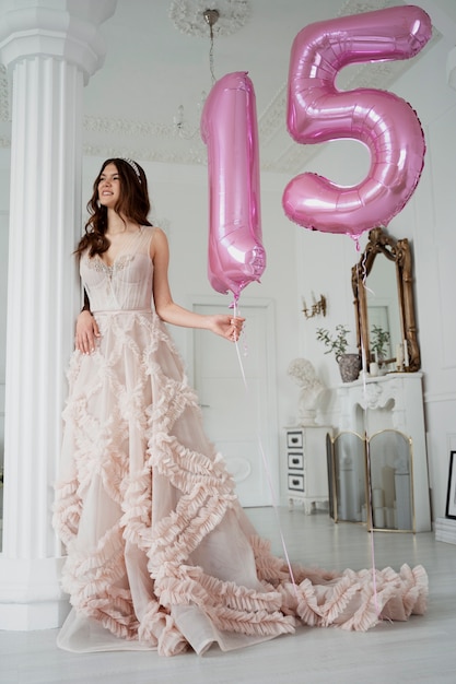 Foto grátis jovem celebrando sua quinceanera