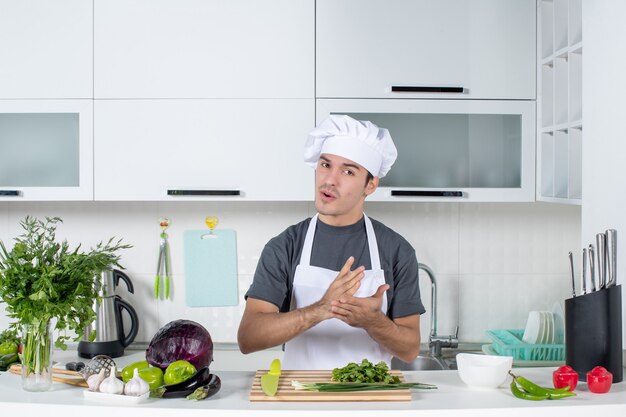 Jovem chef com avental e chapéu de cozinheiro