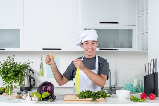 Jovem chef de uniforme fazendo sinal de positivo