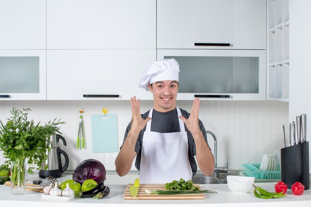 Jovem chef feliz de uniforme