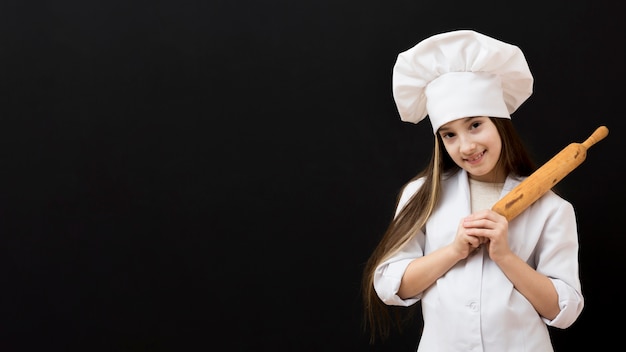 Jovem chef segurando o rolo de cozinha