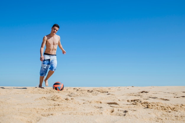 Jovem chutando a bola