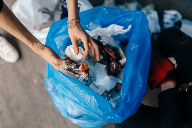 Foto grátis jovem classificando o lixo. conceito de reciclagem. desperdício zero