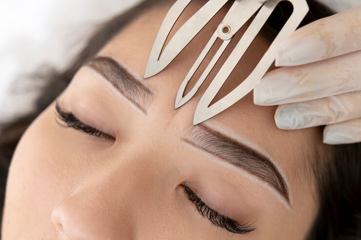 Foto grátis jovem cliente passando por um procedimento de microblading