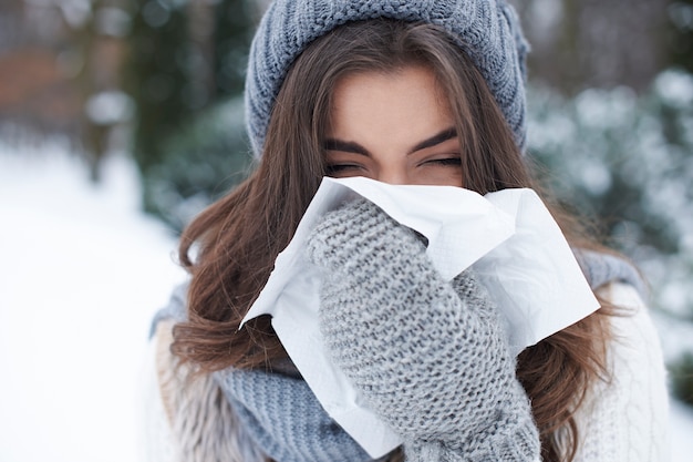 Foto grátis jovem cochilando no inverno