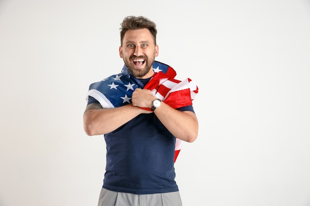 Foto grátis jovem com a bandeira dos estados unidos da américa