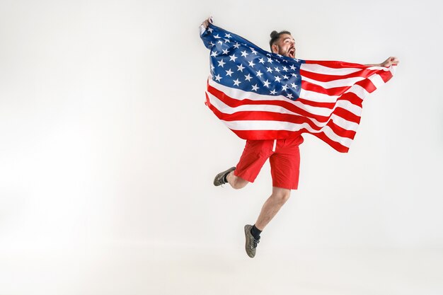 Jovem com a bandeira dos Estados Unidos da América