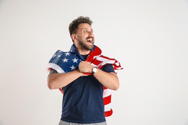 Jovem com a bandeira dos Estados Unidos da América