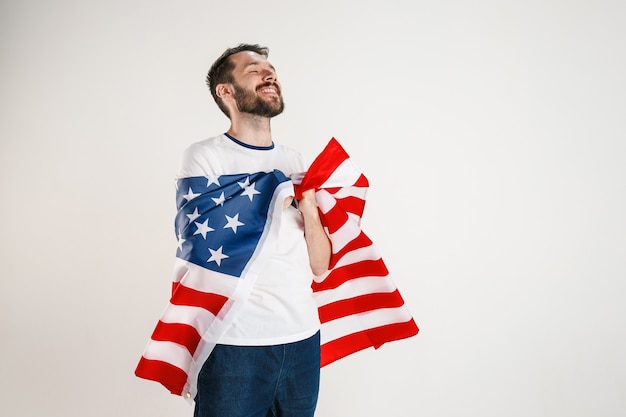 Jovem com a bandeira dos Estados Unidos da América