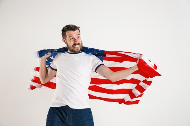 Jovem com a bandeira dos Estados Unidos da América