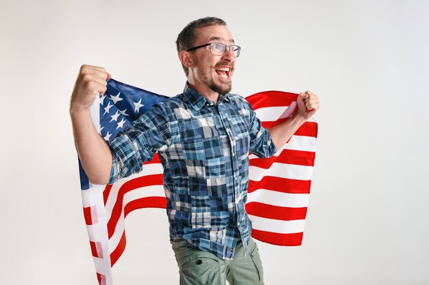Jovem com a bandeira dos Estados Unidos da América