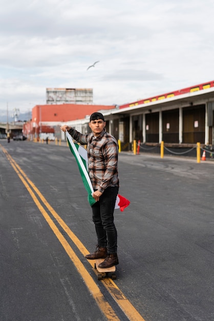 Foto grátis jovem com bandeira mexicana em um skate