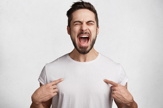 Jovem com barba e camiseta branca