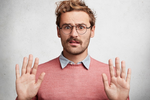 Jovem com barba e óculos redondos