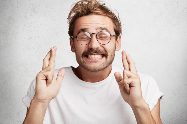 Foto grátis jovem com barba e óculos redondos