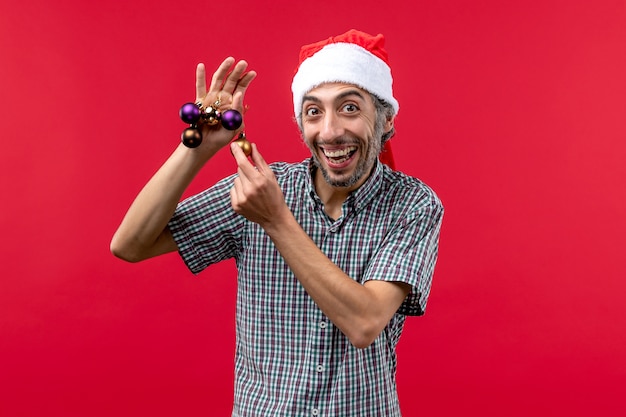 Jovem com cara animada em fundo vermelho