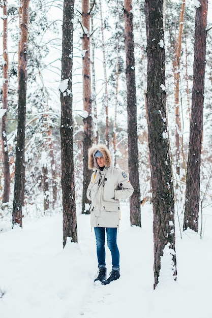 Jovem com casaco de inverno frio e profundo