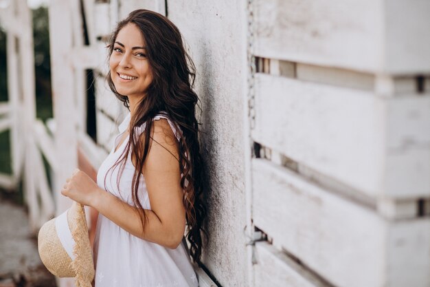 Jovem com chapéu e vestido de férias