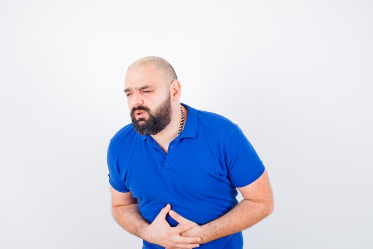 Foto grátis jovem com dor de estômago