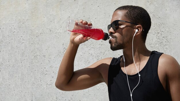 Jovem com fones de ouvido vestindo roupas esportivas