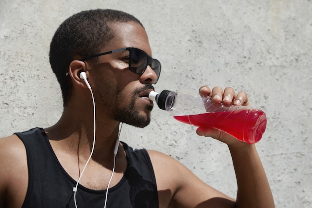 Jovem com fones de ouvido vestindo roupas esportivas