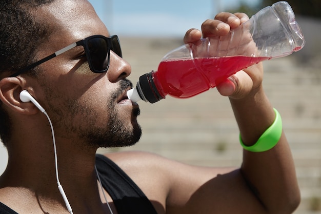 Jovem com fones de ouvido vestindo roupas esportivas