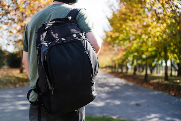 Foto grátis jovem com mochila no parque