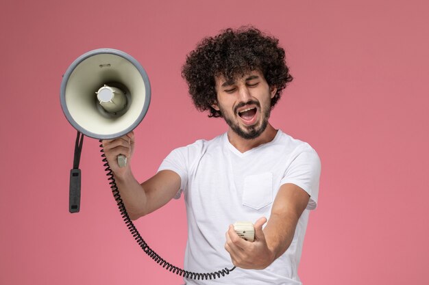 Jovem com raiva de um microfone de mão na frente
