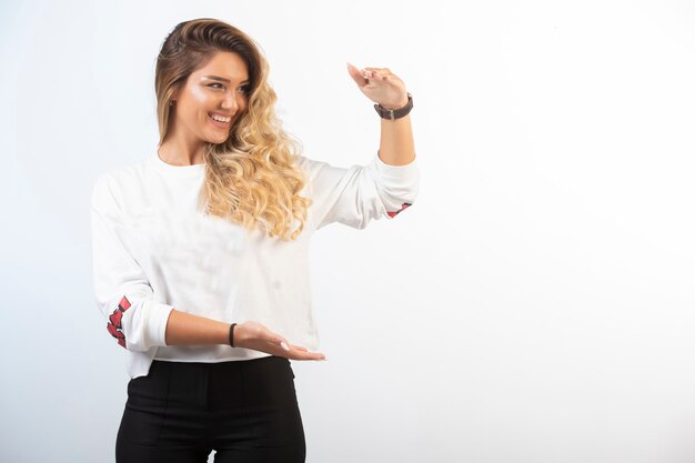 Jovem com roupas esportivas mostra a medida