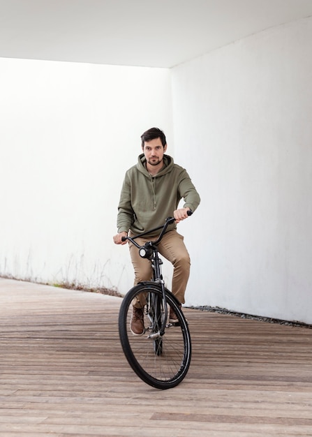 Jovem com sua bicicleta em um túnel