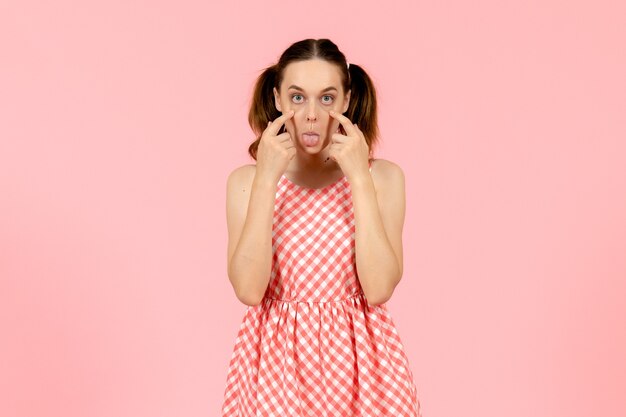 jovem com um lindo vestido rosa com cara engraçada rosa